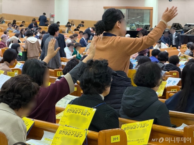 14일 '2025학년도 대학수학능력시험' 1교시 국어 과목 시험 시작 시간에 맞춰 서울 영등포구 여의도순복음교회 수능기도회에 참석한 신자들이 기도하고 있다./사진=김선아 기자