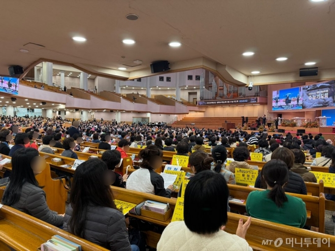 14일 오전 10시20분 서울 영등포구 여의도순복음교회 대성전은 수능기도회에 참석한 신자들로 가득찼다. 오전 10시30분부터 시작하는 2교시 수학 과목 시험에 앞서 찬양하는 신자들./사진=김선아 기자