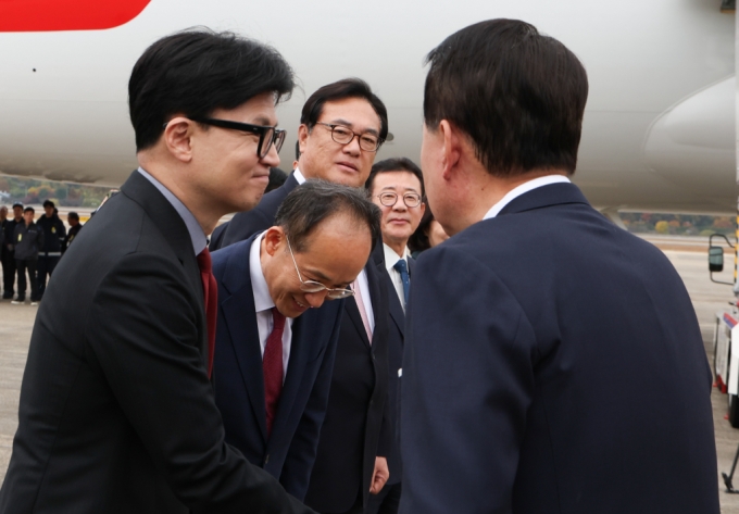 APEC 정상회의(페루)와 G20 정상회의(브라질) 참석차 출국하는 윤석열 대통령이 14일 경기 성남 서울공항에 도착해 한동훈 국민의힘 대표의 환송을 받고 있다. /사진=뉴시스