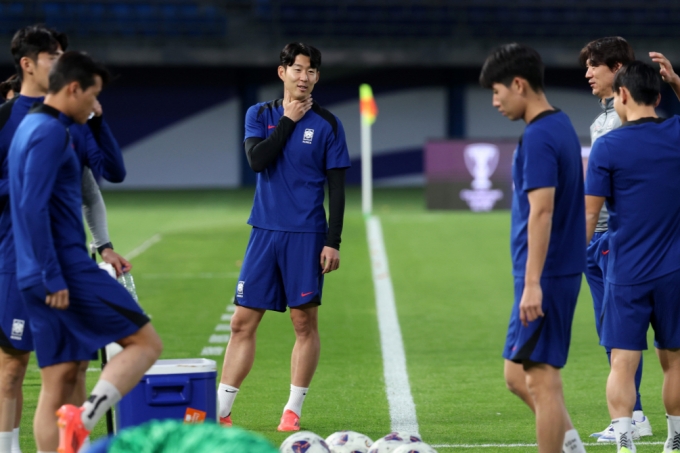 쿠웨이트와의 경기를 앞두고 훈련 중인 대한민국 축구 국가대표팀의 모습. 주장 손흥민(가운데)이 선수들과 소통하고 있다. /사진=뉴시스 