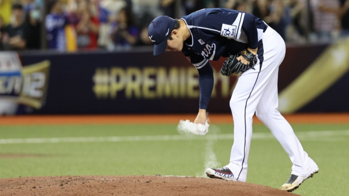 지난 13일 대만 타이베이돔에서 열린 '2024 WBSC 프리미어12' B조 예선 대한민국과 대만의 경기에서 2회 말 한국의 선발 투수 고영표가 만루 홈런을 허용한 뒤 고개 숙인 모습. /사진=뉴스1 