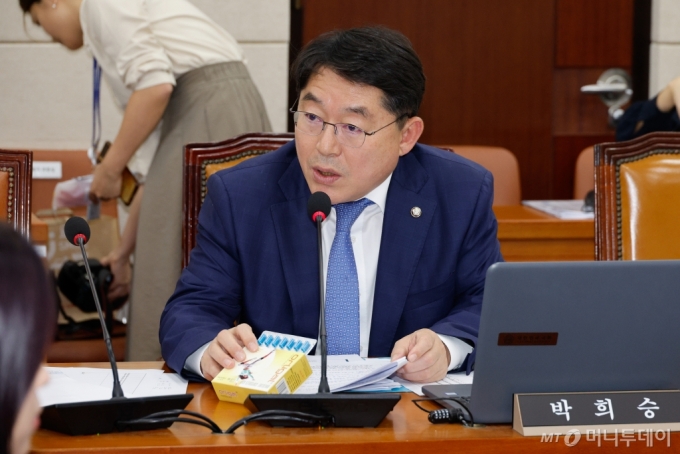 (서울=뉴스1) 안은나 기자 = 박희승 더불어민주당 의원이 10일 오후 서울 여의도 국회 보건복지위원회에서 열린 식품의약품안전처 등 국정감사에서 비만치료제인 제니칼의 올리갈을 들고 질의하고 있다. 2024.10.10/뉴스1  Copyright (C) 뉴스1. All rights reserved. 무단 전재 및 재배포,  AI학습 이용 금지. /사진=(서울=뉴스1) 안은나 기자