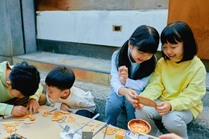 미국 예일대 연구팀이 가족이 아니지만 친하게 지내는 친구·이웃 간에도 장내미생물의 유사도가 높을 수 있음을 확인했다. /사진=게티이미지뱅크