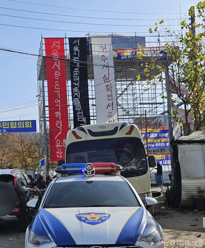 25일 오전 서울 강남구 구룡마을 입구에 들어선 망루. /사진=정세진 기자 