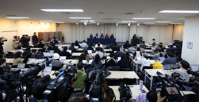 그룹 뉴진스가 28일 서울 강남구 스페이스쉐어 삼성역센터에서 어도어와의 전속계약 해지 관련 긴급 기자회견을 하고 있다. 왼쪽부터 해린, 다니엘, 민지, 하니, 혜인. 2024.11.28.  /사진=뉴시스