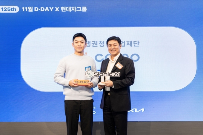 한시형 사이오닉에이아이 CSO(왼쪽)과 박영훈 은행권청년창업제단 대표/사진제공=은행권청년창업재단