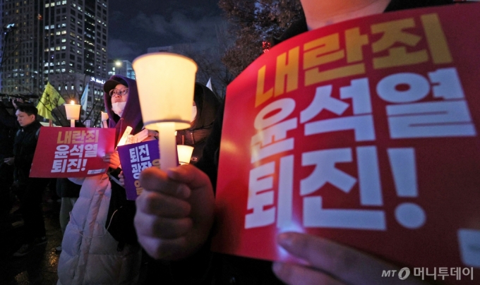 (서울=뉴스1) 장수영 기자 = 5일 오후 서울 종로구 동화면세점 앞에서 열린 윤석열 대통령 퇴진 촉구 집회에 참가한 시민들이 촛불을 들고 정권 퇴진을 촉구하고 있다. 2024.12.5/뉴스1  Copyright (C) 뉴스1. All rights reserved. 무단 전재 및 재배포,  AI학습 이용 금지. /사진=(서울=뉴스1) 장수영 기자