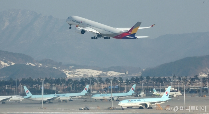 (인천공항=뉴스1) 장수영 기자 = 29일 오전 인천국제공항에서 아시아나 항공기가 대한항공 항공기 위로 이륙하고 있다. 2024.11.29/뉴스1  Copyright (C) 뉴스1. All rights reserved. 무단 전재 및 재배포,  AI학습 이용 금지. /사진=(인천공항=뉴스1) 장수영 기자