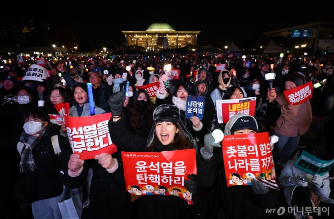 [서울=뉴시스] 황준선 기자 = 7일 서울 여의도 국회 앞에서 열린 &#039;내란죄 윤석열 퇴진! 국민주권 실현! 사회대개혁! 국민촛불대행진&#039;에 시민들이 윤석열 대통령의 탄핵을 촉구하고 있다. 2024.12.07. hwang@newsis.com /사진=황준선