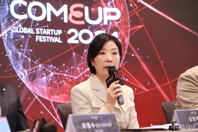 (서울=뉴스1) = 오영주 중소벤처기업부 장관이 25일 서울 강남구 글로벌스타트업센터(GSC)에서 스타트업 축제 '컴업(COMEUP) 2024' 주요 내용을 브리핑하고 있다. '컴업 2024'은 다음 달 11일부터 12일까지 서울 코엑스에서 열린다. 올해 컴업에는 해외 40여개국에서 150여개 스타트업과 투자자 등이 참석할 예정이다. (중소벤처기업부 제공) 2024.11.25/뉴스1 Copyright (C) 뉴스1. All rights reserved. 무단 전재 및 재배포, AI학습 이용 금지. /사진=(서울=뉴스1)