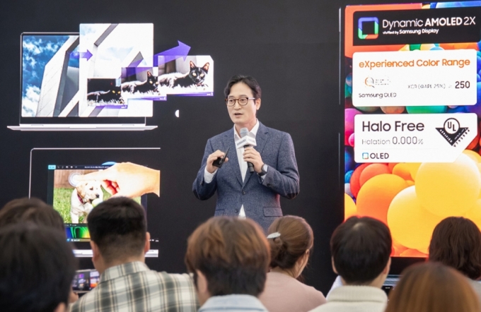 삼성전자 MX사업부 갤럭시 에코비즈팀장 이민철 상무가 12월 서울 서초구 &#039;삼성 강남&#039;에서 AI PC &#039;갤럭시 북5 프로’를 소개하고 있다. /사진=삼성전자