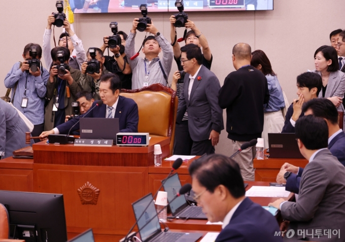 [서울=뉴시스] 조성우 기자 = 14일 오전 서울 여의도 국회에서 열린 법제사법위원회의 법제처에 대한 국정감사에서 정청래 위원장이 개의 선언을 하며 의사봉을 두드리고 있다. 2024.10.14. /사진=조성우