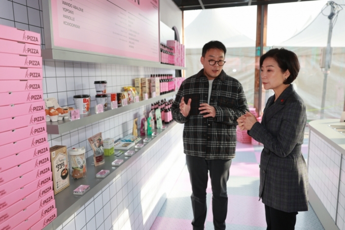 오영주 중소벤처기업부 장관이 13일 서울 종로구 누디트 익선에서 K-푸드존을 둘러보고 있다./사진제공=중기부