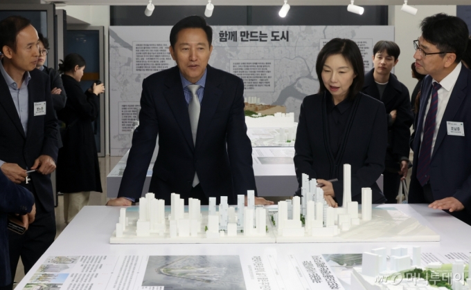 [서울=뉴시스] 김금보 기자 = 오세훈 서울시장이 21일 오후 서울 중구 서울도시건축관에서 열린 &#039;2024 신속통합기획 전시회&#039; 개회식에서 신속통합기획 성과 전시물을 살펴보고 있다. 2024.11.21. kgb@newsis.com /사진=김금보