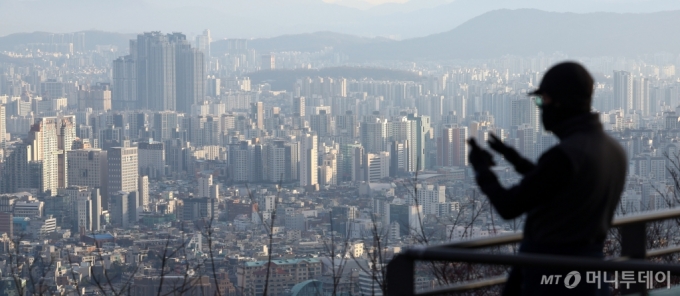 [서울=뉴시스] 전신 기자 = 윤석열 대통령의 탄핵으로 부동산 시장이 심각한 불확실성에 휩싸였다. 앞서 박근혜 전 대통령 탄핵 정국 당시 아파트값은 단기간 하락했다.  사진은 15일 남산에서 바라본 서울 시내 아파트 단지 모습. 2024.12.15. 