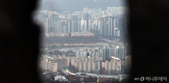 [서울=뉴시스] 전신 기자 = 윤석열 대통령의 탄핵으로 부동산 시장이 심각한 불확실성에 휩싸였다. 앞서 박근혜 전 대통령 탄핵 정국 당시 아파트값은 단기간 하락했다.  사진은 15일 남산에서 바라본 서울 시내 아파트 단지 모습. 2024.12.15. photo1006@newsis.com /사진=전신