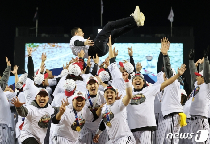 2023년 11월 13일 오후 서울 송파구 잠실야구장에서 열린 프로야구 &#039;2023 신한은행 SOL KBO 포스트시즌&#039; 한국시리즈 5차전 LG 트윈스와 kt 위즈의 경기에서 LG 트윈스가 6대2로 승리하며 우승을 차지했다. 구광모 LG 회장이 선수들에게 헹가래를 받고 있다. /사진=뉴스1