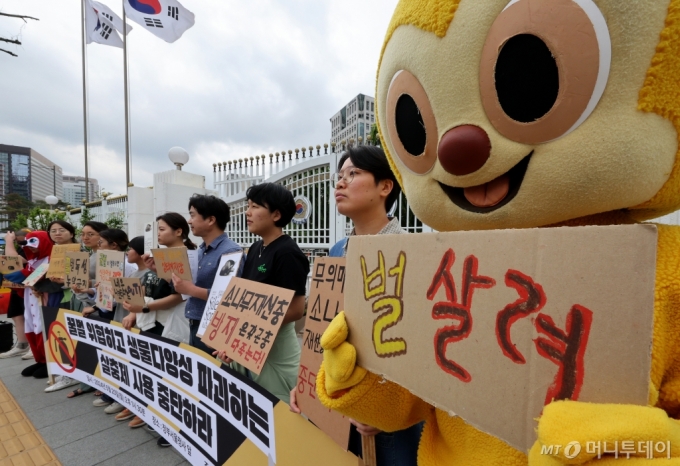 (서울=뉴스1) 장수영 기자 = 세계 벌의 날인 20일 오후 서울 종로구 정부서울청사 앞에서 서울환경연합 회원들이 꿀벌 등 생물다양성을 파괴하는 살충제 사용 중단을 촉구하고 있다.   서울환경연합은 네오니코티노이드 성분을 사용한 살충제가 꿀벌의 행동을 교란하고 면역력을 약화시키고 있으며 나아가 생태계 전체에 악영향을 미칠 수 있음을 경고했다. 2024.5.20/뉴스1  Copyright (C) 뉴스1. All rights reserved. 무단 전재 및 재배포,  AI학습 이용 금지. /사진=(서울=뉴스1) 장수영 기자