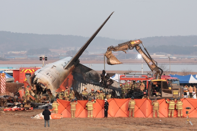 29일 오전 9시 3분께 전남 무안국제공항에서 181명이 탑승한 여객기가 추락해 소방대원들이 사고 수습 작업을 하고 있다. 사고가 난 항공기는 방콕발 제주항공 2216편으로, 랜딩기어 고장으로 동체 착륙하던 중 사고가 난 것으로 파악되고 있다. 소방당국은 긴급 브리핑을 열고 &quot;여객기에 탑승한 181명 중 구조자 2명을 제외한 인원이 모두 사망한 것으로 추정된다&quot;며 &quot;총력을 다해 수습 작업을 진행 중&quot;이라고 밝혔다. /사진=뉴스1