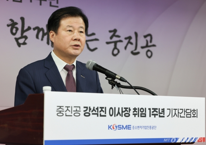 [서울=뉴시스] 황준선 기자 = 강석진 중소벤처기업진흥공단 이사장이 서울 여의도 중소기업중앙회에서 열린 취임 1주년 기자간담회에서 취임 1년간의 성과를 발표하고 있다. 2024.09.04. /사진=황준선