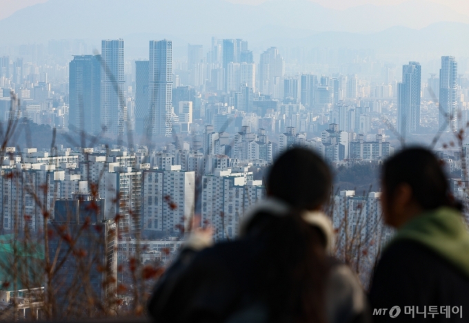 [서울=뉴시스] 황준선 기자 = 사진은 이날 서울 남산에서 바라본 아파트 단지 모습. 2025.01.08. hwang@newsis.com /사진=황준선
