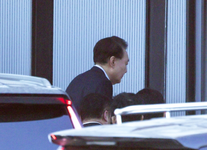 내란 우두머리 혐의로 체포된 윤석열 대통령이 15일 오전 경기 과천 고위공직자범죄수사처(공수처)에 도착해 조사실로 향하고 있다. /사진=뉴스1(공동취재) 