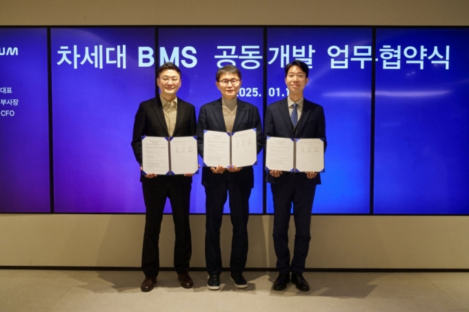 스탠다드에너지, 솔루엠 및 머카바파트너스 등 3사는 지난 16일 솔루엠 본사에서 &#039;VIB ESS용 무선 BMS 개발 및 글로벌 사업화를 위한 업무협약&#039;을 체결했다. 사진은 김부기(왼쪽부터) 스탠다드에너지 대표, 전성호 솔루엠 대표, 조준휘 머카바파트너스 대표. /사진제공=스탠다드에너지 