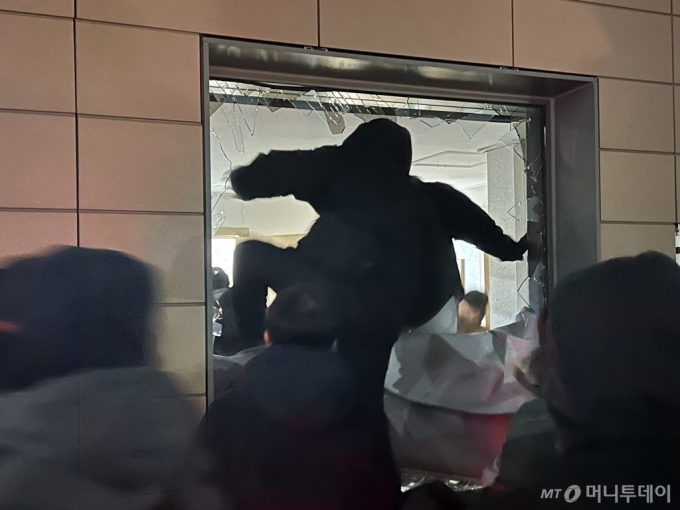 "열받아" 못 참고 난입…뇌 '브레이크' 손상 때문? 분노 조절 어려운 이유