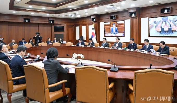 (서울=뉴스1) = 최상목 대통령 권한대행 부총리 겸 기획재정부 장관이 22일 서울 종로구 정부서울청사에서 열린 국정현안관계장관회의 겸 경제관계장관회의를 주재하고 있다. (기획재정부 제공) 2025.1.22/뉴스1 Copyright (C) 뉴스1. All rights reserved. 무단 전재 및 재배포, AI학습 이용 금지. /사진=(서울=뉴스1)