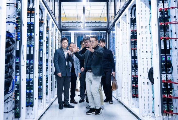 (서울=뉴스1) = SK텔레콤은 지난달 가산 인공지능(AI) 데이터센터(AIDC)를 오픈, 시범 운영을 마친 뒤 AI 클라우드 서비스인 'SKT GPUaaS(서비스형 그래픽 처리 장치)'를 출시했다고 13일 밝혔다. GPUaaS는 클라우드 환경에서 GPU를 서비스 형태로 제공하는 것을 의미한다. 사용자는 필요한 만큼의 GPU 자원만을 할당받아 쓰고, 이에 비례해 비용을 내면 된다. 사진은 지난해 유영상 CEO가 GPUaaS(GPU-as-a-Service) 준비상황에 대해 점검하고 있는 모습. (SKT 제공) 2025.1.13/뉴스1 Copyright (C) 뉴스1. All rights reserved. 무단 전재 및 재배포, AI학습 이용 금지. /사진=(서울=뉴스1)