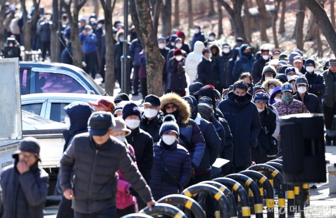 [대구=뉴시스] 이무열 기자 = 전국 대부분 지역의 기온이 영하권을 보인 4일 대구 달서구 두류공원 사랑해 밥차 무료 급식소를 찾은 어르신들이 점심 배식을 받기 위해 줄을 서고 있다. 2025.02.04. lmy@newsis.com /사진=이무열