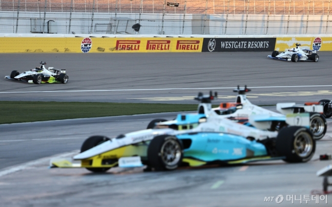 (라스베이거스(미국)=뉴스1) 신웅수 기자 = 세계 최대 정보기술(IT)·가전 전시회 'CES 2025' 폐막을 하루 앞둔 9일(현지시간) 미국 네바다주 라스베이거스 모터 스피드웨이에서 열린 '인디 자율주행 챌린지'에서 한국과학기술원(KAIST) 무인 시스템 및 제어 연구팀 레이싱 차량(오른쪽)이 주행을 하고 있다. 2025.1.10/뉴스1  Copyright (C) 뉴스1. All rights reserved. 무단 전재 및 재배포,  AI학습 이용 금지. /사진=(라스베이거스(미국)=뉴스1) 신웅수 기자