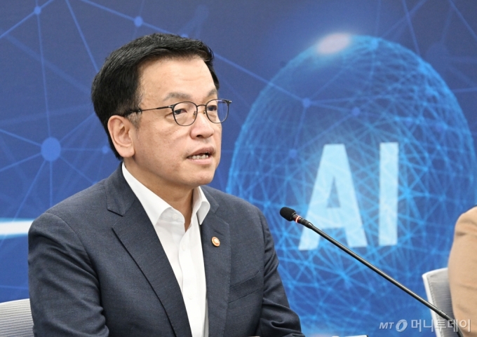 최상목 대통령 권한대행 부총리 겸 기획재정부 장관이 20일 서울 중구 서울스퀘어에서 열린 &#039;제3차 국가인공지능위원회&#039;에서 모두발언을 하고 있다. /사진=기획재정부