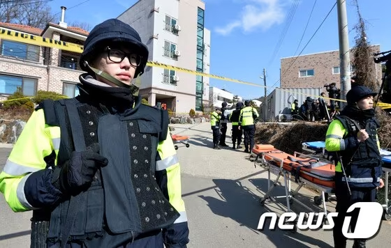 2015년 2월27일 오전 엽총 난사로 4명이 숨진 경기도 화성 사건 현장에서 경찰이 출입을 통제하고 있다. /사진=뉴스1