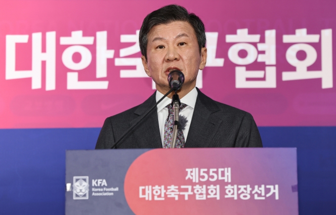 정몽규 신임 회장이 지난 26일 오후 서울 종로구 축구회관에서 열린 제55대 축구협회장 선거에서 당선 후 당선증을 받고 소감을 밝히고 있다. /사진=뉴스1