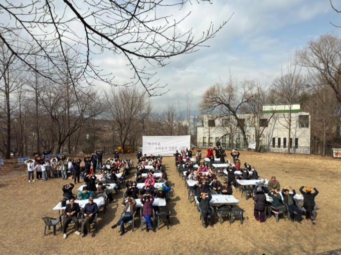 12일 오전 서울 노원구 중계본동 &#039;백사마을&#039; 한 공터. 이날 공터에서는 사회복지법인 밥상공동체 복지재단이 주최한 &#039;백사마을 우리들의 영원한 고향&#039; 행사가 진행됐다./사진제공=연탄은행.