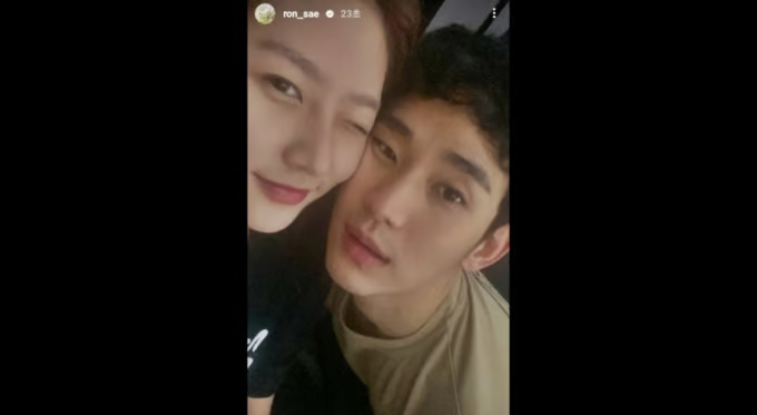 배우 김수현이 후배 배우 고(故) 김새론과 과거 연인 관계였다는 주장이 나왔다. 김수현 측은 &quot;사실무근&quot;이라며 법적 대응을 예고했다. /사진=김새론 인스타그램 캡처