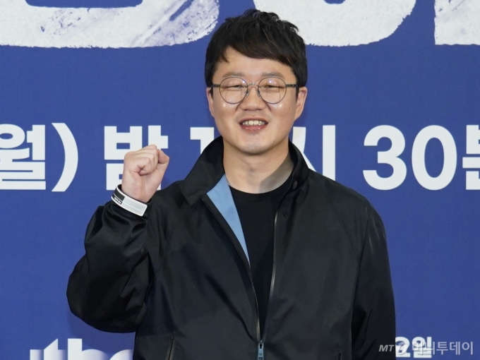 장시원 PD가 2022년 5월 30일 오후 온라인 생중계로 진행된 JTBC 새 예능 &#039;최강야구&#039; 제작발표회에 참석해 포즈를 취하고 있다.  프로야구팀에 대적할만한 11번째 구단을 결성한다는 포부를 갖고 전국의 야구 강팀과 대결을 펼치는 야구 리얼리티 프로그램 &#039;최강야구&#039;는 6월 6일 첫 방송된다. /사진제공=JTBC