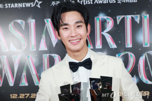 배우 김수현이 배우 고(故) 김새론과 미성년 교제 의혹에 휩싸인 가운데, 김수현 소속사 골드메달리스트 측은 18일 새 입장문을 발표해 故 김새론에게 보낸 2차 내용증명에 대한 의혹과 김수현과 김새론이 미성년자였던 시절 교제했다는 주장 등에 대해 부인했다. /사진=머니투데이 DB 