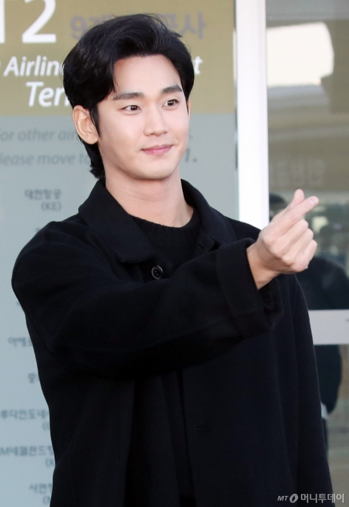 배우 김수현. 사진은 지난 1월17일 이탈리아 밀라노에서 진행되는 프라다 패션쇼 참석 차 인천국제공항을 통해 출국하는 모습. /사진=임성균 기자 tjdrbs23@