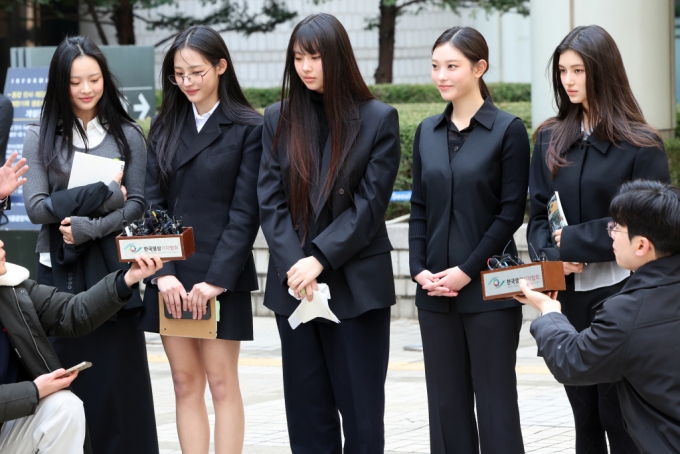 그룹 뉴진스(왼쪽부터 하니, 민지, 혜인, 해린, 다니엘). 사진은 지난 7일 서울 서초구 서울중앙지방법원에서 어도어 측이 멤버들을 상대로 제기한 ‘기획사 지위보전 및 광고계약 체결 등 금지’ 가처분 첫 심문기일에 참석한 모습 /사진=뉴스1