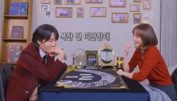 방송인 이용진이 유튜브 방송에 게스트로 출연한 그룹 르세라핌 김채원 앞에서 욕설을 해 논란이 됐다. /사진=유튜브 영상 갈무리