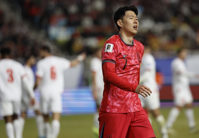 지난 25일 경기 수원시 수원월드컵경기장에서 열린 2026 국제축구연맹(FIFA) 북중미 월드컵 아시아 지역 3차 예선 B조 8차전 대한민국과 요르단의 경기, 대한민국 손흥민이 아쉬워하고 있다.  /사진=뉴시스