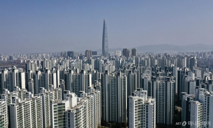 [서울=뉴시스] 김명년 기자 = 강남3구와 용산구 소재 아파트의 매물 호가가 내려가고 있다. 정부와 서울시가 강남3구(강남·서초·송파구)와 용산구 소재 아파트 2200개 단지에 &#039;갭투자&#039;를 막는 토지거래허가구역으로 적용키로 하면서 부동산 시장이 혼란에 빠졌다.  토지거래허가구역 해제로 큰 수혜를 입었던 잠삼대청(잠실·삼성·대치·청담동) 지역은 집주인들이 호가를 1억~3억원 가량 낮추고 있다. 오는 24일부터 토지거래허가구역 규제가 시행되기 때문에 매도를 서두르려는 집주인들이 늘어 매물이 급증하는 모습이다.  송파구 잠실동 엘리트(엘스·리센츠·트리지움) 아파트는 전용 84㎡ 기준 호가를 30억원에 27억원으로 하루 만에 3억원 낮춘 매물도 등장했다. 엘스 아파트는 지난달 토지거래허가구역 해제에 따른 수혜 단지로 꼽히며 30억5000만원에 신고가로 거래가 체결되기도 했다.  사진은 23일 오전 서울 송파구 아파트 단지. 2025.03.23. kmn@newsis.com /사진=