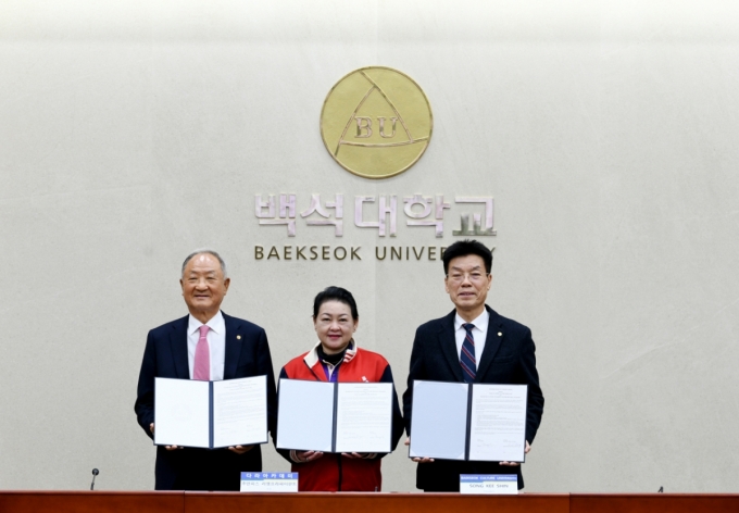 장택현 백석대 대학혁신위원장, 추안피스 리엥프라파이판트 다라아카데미 학장, 송기신 백석문화대 총장.(왼쪽부터)/사진제공=백석대·백석문화대