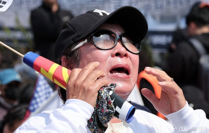 "파면이 웬 말" 욕설·탄식 뒤섞인 尹 지지자들, 마음 진정하려면