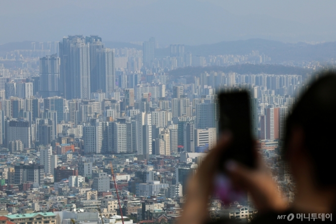 (서울=뉴스1) 박정호 기자 = 토지거래허가구역(토허제) 확대 및 재지정 이후 서울 강남3구(강남·서초·송파)와 용산구 등 4개 구에서 거래가 급감했다. 서초구와 용산구는 지난 2주간 거래신고가 국토교통부 실거래가시스템에 한 건도 없었던 것으로 보인다.   한국부동산원에 따르면 서울 아파트 매매수급지수는 3월 셋째 주(17일) 100.6에서 다섯째 주(31일) 98.7로 하락, 규제 강화로 인해 매수심리가 위축되며 매수세 약화를 나타냈다.  사진은 이날 서울 남산에서 바라본 아파트 단지 모습. 2025.4.7/뉴스1  Copyright (C) 뉴스1. All rights reserved. 무단 전재 및 재배포,  AI학습 이용 금지. /사진=(서울=뉴스1) 박정호 기자