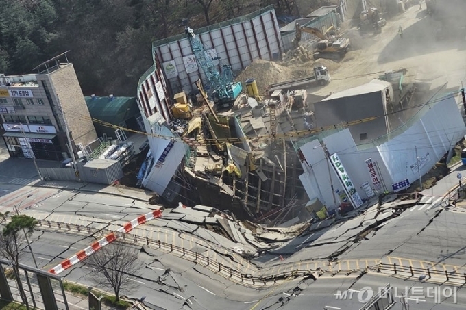 (서울=뉴스1) = 11일 경기 광명시 양지사거리 부근 신안산선 공사 현장이 붕괴돼 있다.  소방청에 따르면 이 사고로 현재까지 작업자 2명이 고립된 것으로 추정된다. (독자제공. 재판매 및 DB 금지) 2025.4.11/뉴스1  Copyright (C) 뉴스1. All rights reserved. 무단 전재 및 재배포,  AI학습 이용 금지. /사진=(서울=뉴스1)