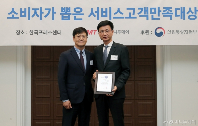 하이로닉 박석광 연구소장(오른쪽)이 &#039;2025 소비자가 뽑은 서비스고객만족대상&#039; 수상 후 머니투데이 송기용 전무(왼쪽)와 기념 촬영을 하고 있다./사진=김창현 기자