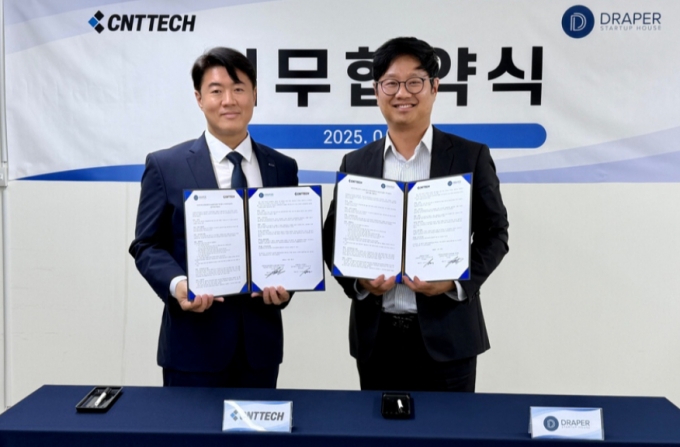 전화성 씨엔티테크 대표(왼쪽)와 이세용 드레이퍼스타트업하우스(DSH)코리아 대표가 업무협약을 맺고 있다. /사진=DSH 제공